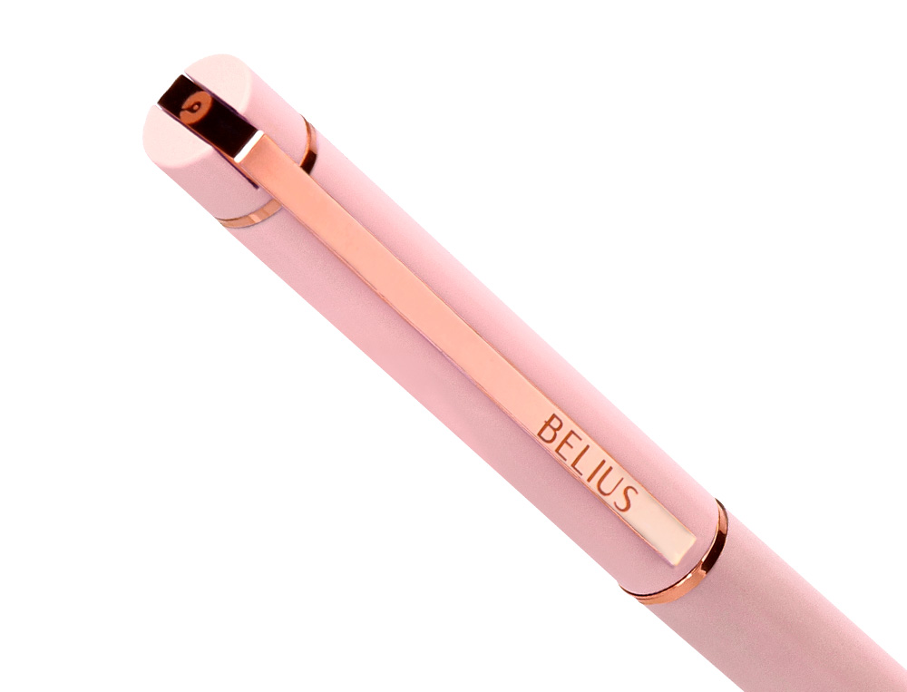 STYLO-BILLE BELIUS ROSE ALUMINIUM DETAILS ET ATTRIBUTS OR ROSE ENCRE BLEUE COLORIS ROSE DANS COFFRET CADEAU