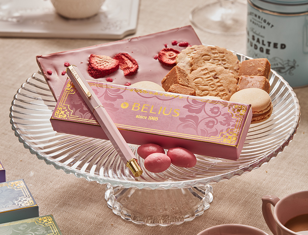 STYLO-BILLE BELIUS MACARON BLISS HEXAGONAL ALUMINIUM DETAILS ET ATTRIBUTS OR ENCRE BLEUE COLORIS ROSE COFFRET CADEAU