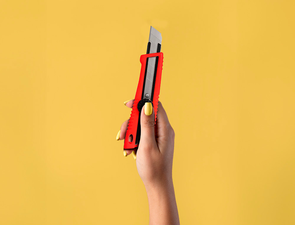 CUTTER LARGE XD-190 Q-CONNECT PLASTIQUE ABS LAME INTERCHANGEABLE ACIER CARBONE 18MM AVEC GUIDE LAME BLOCAGE PAR MOLETTE