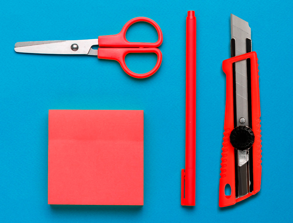 CUTTER LARGE XD-190 Q-CONNECT PLASTIQUE ABS LAME INTERCHANGEABLE ACIER CARBONE 18MM AVEC GUIDE LAME BLOCAGE PAR MOLETTE