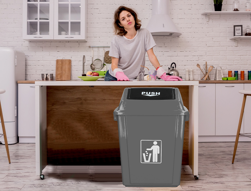 POUBELLE Q-CONNECT PLASTIQUE COUVERCLE BASCULANT OUVERTURE FACILE 2 POIGNES 58L 470X330X760MM COLORIS GRIS