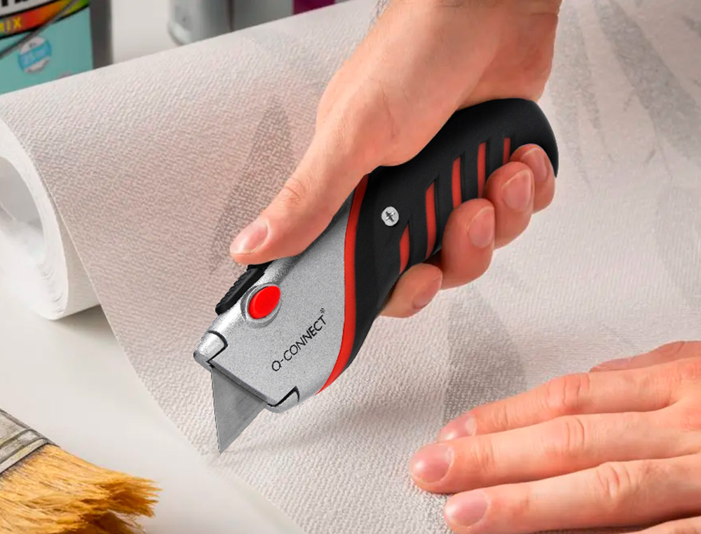 CUTTER XD-8300 Q-CONNECT EN METAL ET CAOUTCHOUC LAME 18MM RETRTACTABLE INTERCHANGEABLE  AVEC FREIN DE SECURITE