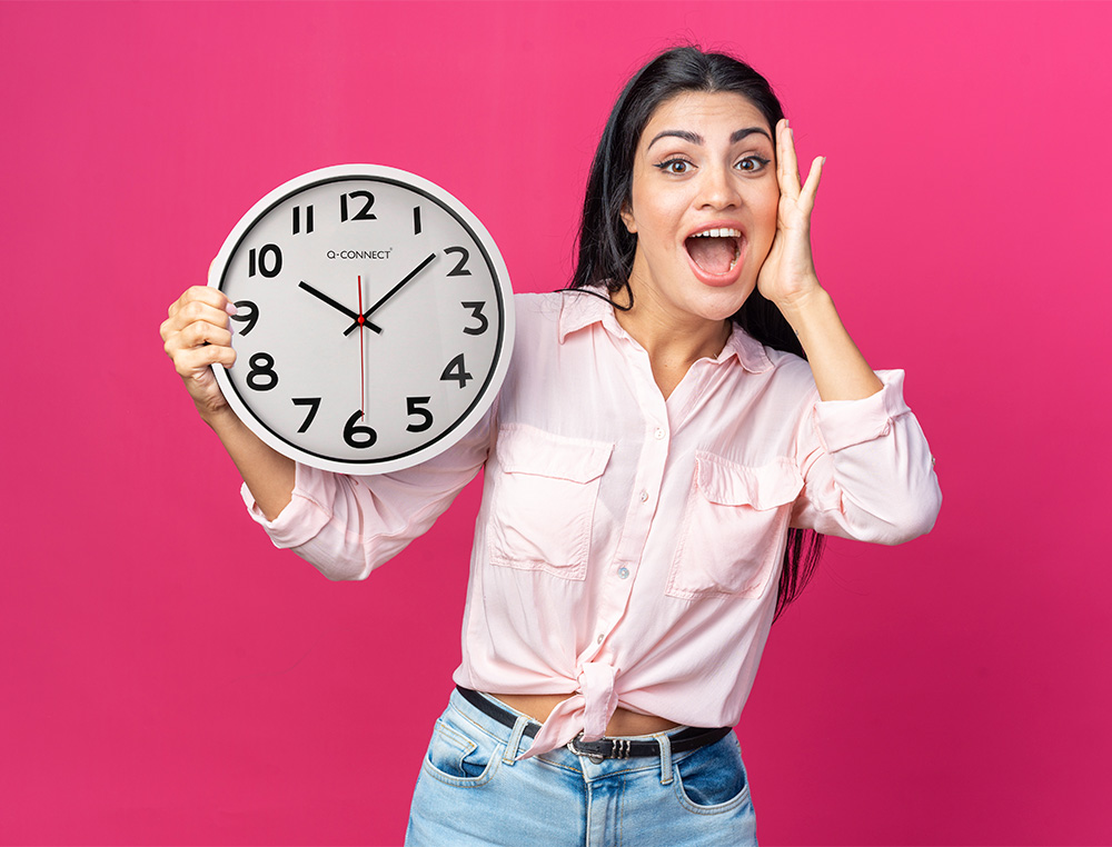 HORLOGE Q-CONNECT MURALE PLASTIQUE DESIGN ACTUEL NUMROS NOIRS FOND BLANC 1 PILE AA NON FOURNIE DIAMTRE 34CM CHROM