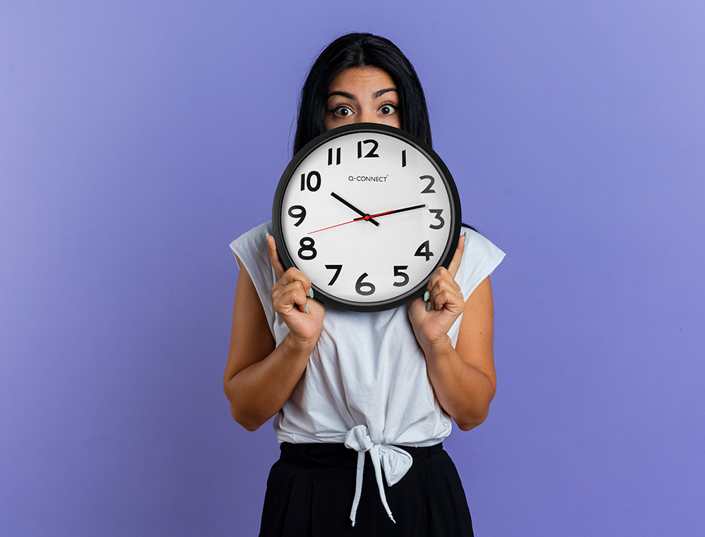 HORLOGE Q-CONNECT MURALE PLASTIQUE DESIGN ACTUEL NUMROS NOIRS FOND BLANC 1 PILE AA NON FOURNIE DIAMTRE 34CM NOIR